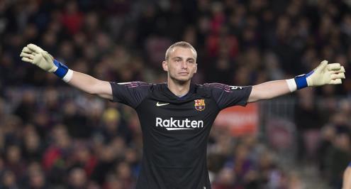 تقارير: حارس برشلونة يقترب من الانتقال إلى بنفيكا